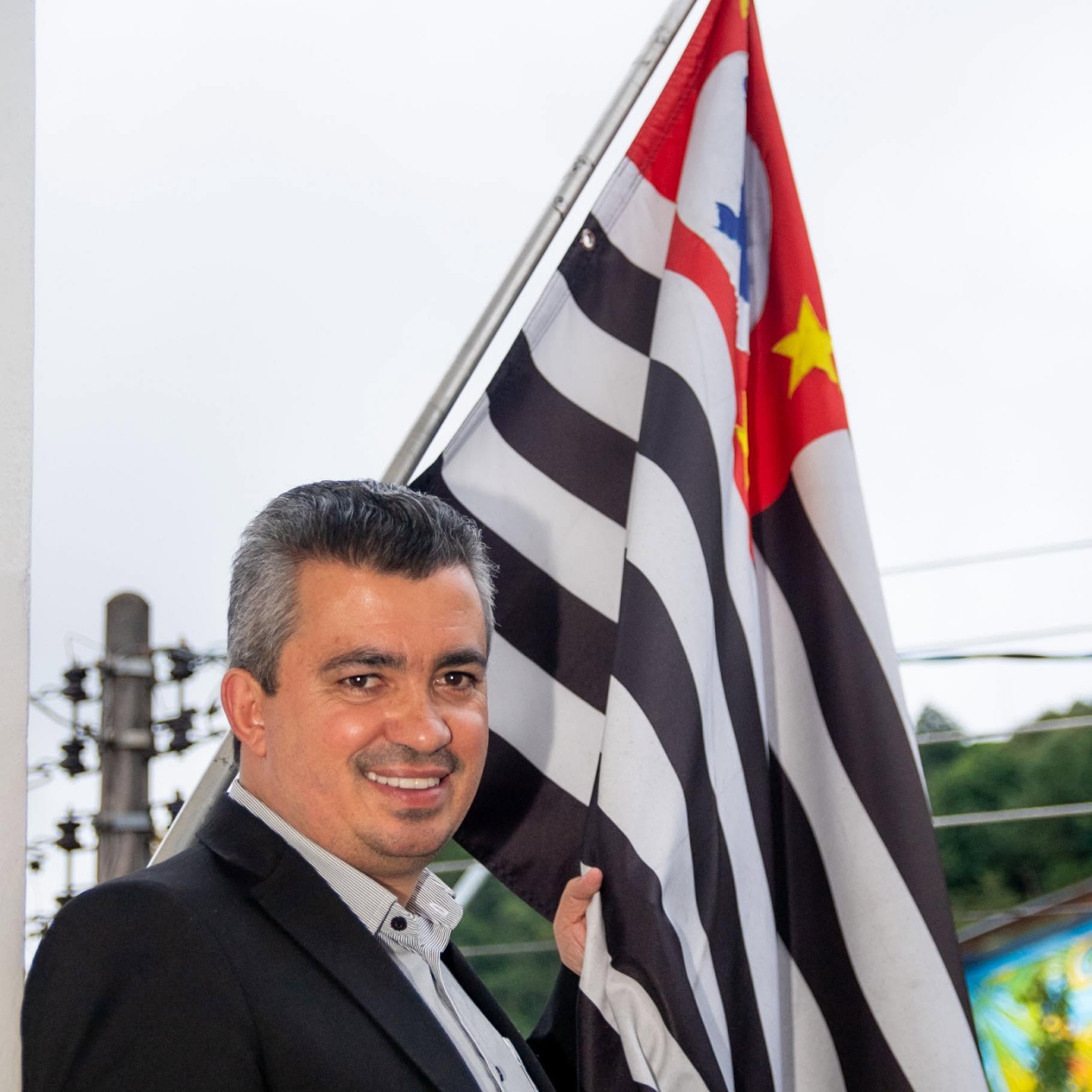 Leandro César com a bandeira de São Paulo